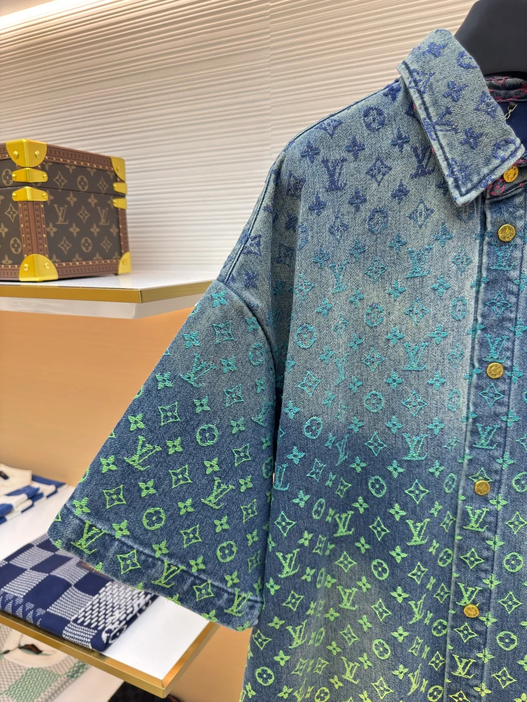 LOUIS VUITTON Gradient color jacquard denim short-sleeved shirt ●Authentic product: purchased and developed for 16900 ●Item number: 1680136-B70 ●Material: denim fabric ●Technology: jacquard gradient production ●Version: fitted version ●Weight: about 880 grams ●Size: XS-S-M-L ●Description: The fabric is made of 10s*7s combed cotton denim, matched with 60s twill Tencel cotton lining, purchased Y version color matching, ordered and dyed 4 color weft yarns, referring to the Y version color gradient level, single color yarn hand-numbered fabric organization, 1:1 restoration of pattern painting jacquard device, weft yarn is made of 100% cotton yarn, the fabric is woven with a rapier jacquard machine, purely hand-made single-piece cutting, front and rear trouser waistbands are all It is cut with positioning flowers. The two patch pockets on the back are made of restored flowers. All the trousers hanging ears have the Presbyopia logo in the middle. The triangular hanging ears on the back are made of round flowers on the bottom. The upper two flowers are completely symmetrical and centered, and the details are directly filled out. For the washing process, the plastic sealing film material is used to open the mold and position it. Nine positions are manually sprayed twice for coloring. During this period, the coloring time of the horse must be strictly controlled. If the time is too long, the color will be too dark. If the Y-version effect cannot be achieved, workers must operate quickly and accurately, and then rinse and solidify the color in the later stage. The back waistband is affixed with a cowhide two-layer embossed leather tag, with the brand logo made of rose gold and white copper. The zipper is made of 2# long puller and closed tail zipper made of bronze. The waist button is made of electroplated antique gold and white copper I-shaped plate. The overall wiring is straight and delicate, the fabric is comfortable and soft, and the color is consistent without color difference. It can be matched with the same style to create a fashionable look and control various occasions. Customized accessories, complete with three standards, same style for men and women!